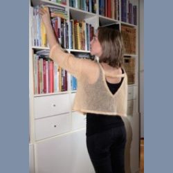 Strikkekit: Sommerbluse med dybt V (kort model)